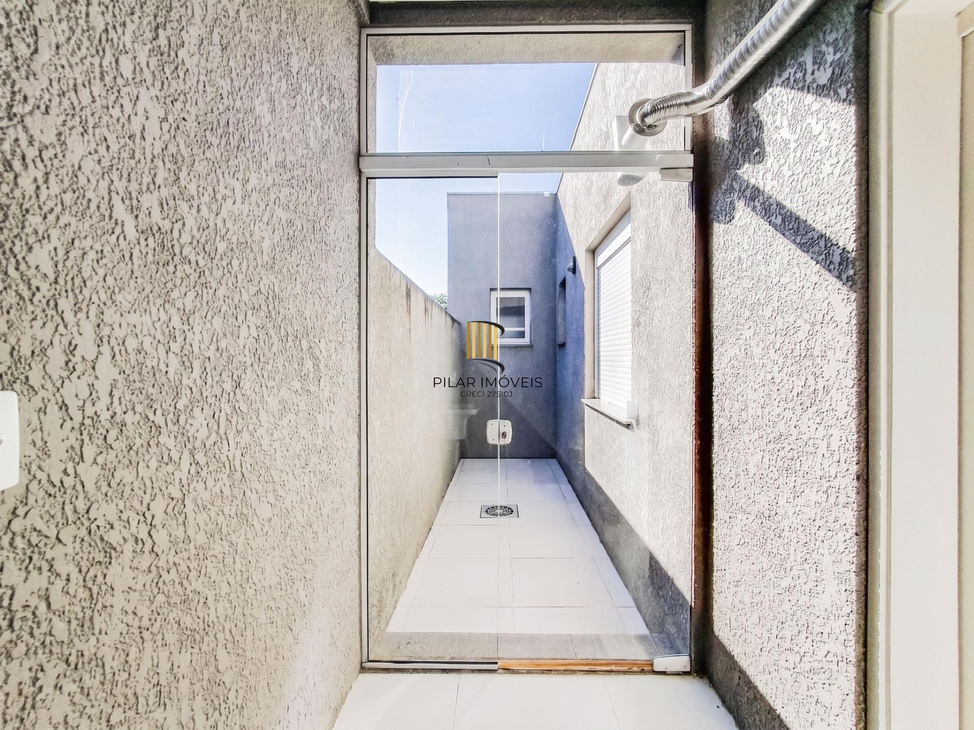 Linda casa Térrea em Condomínio, 3 suítes, 3 vagas cobertas, pátio com Piscina!