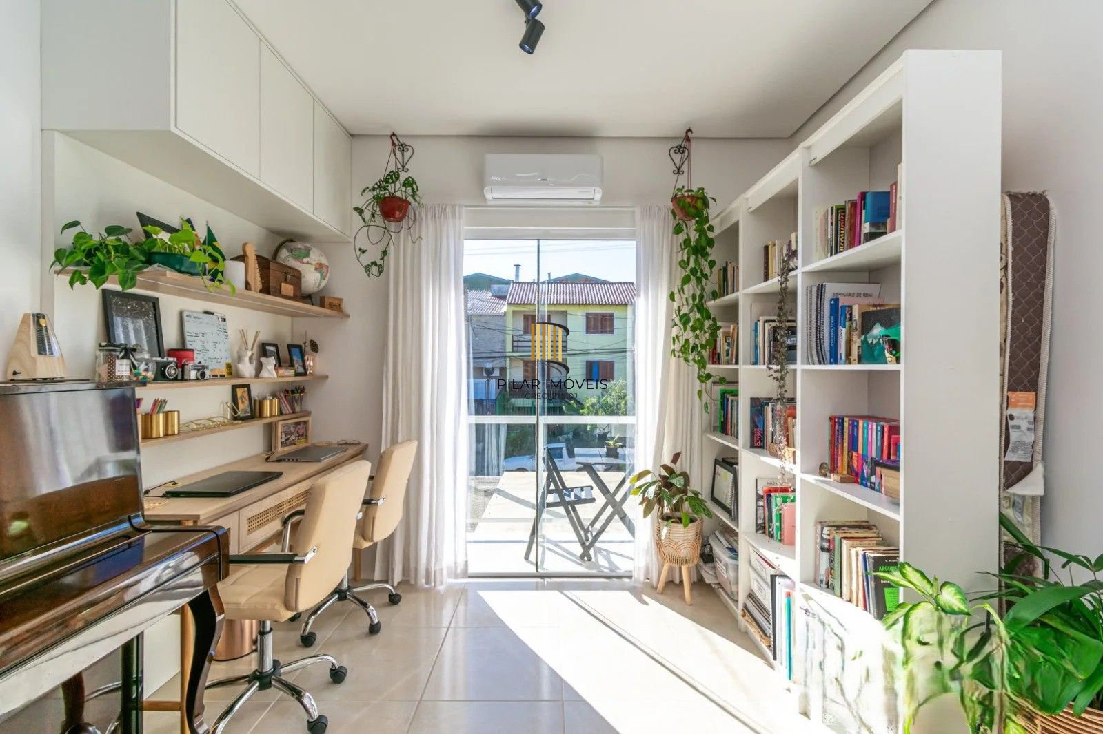 Excelente sobrado, semimobiliado,  com 77m², 2 dormitórios e 1 vaga de garagem. À venda no Hípica Boulevard – Zona Sul.