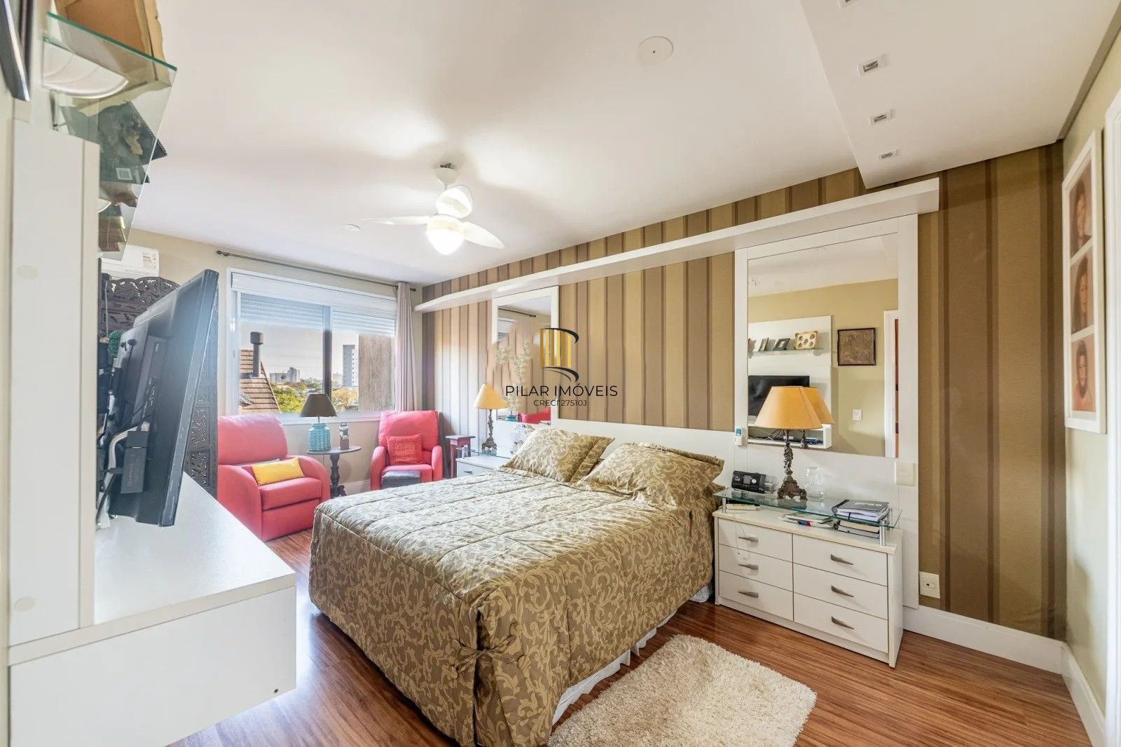 Belíssima casa em condomínio com 218,3m² com 4 dorm., 2 suítes e 2 vagas. Situada no charmoso Residencial Terra Mater.