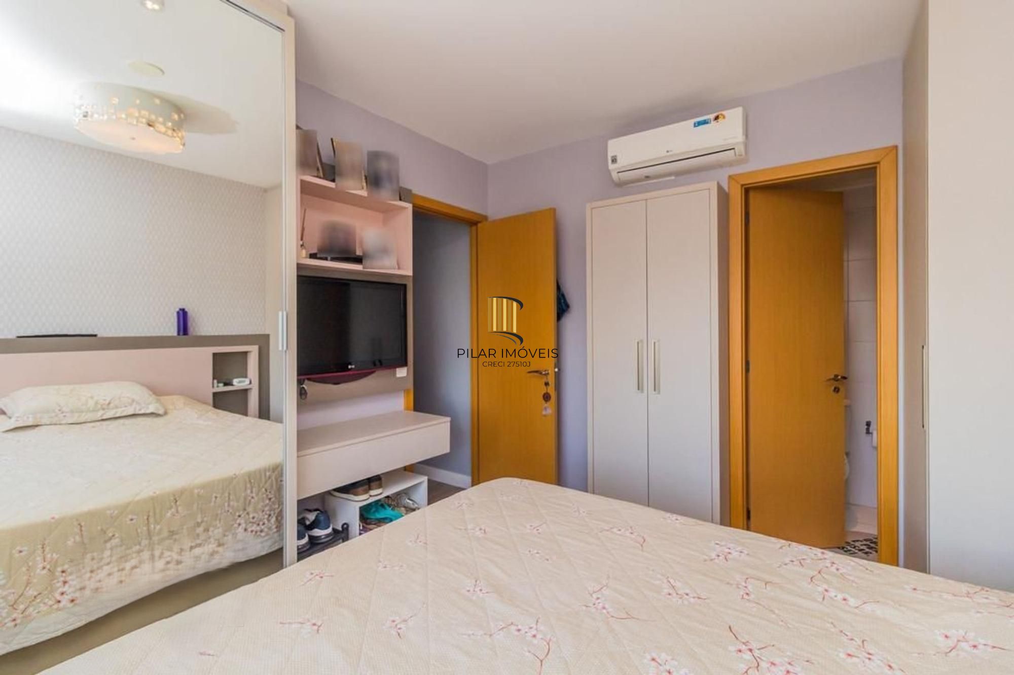 Apartamento semi mobiliado, 2 dormitórios, 1 suíte e 1 vaga de garagem coberta no bairro Menino Deus em Porto Alegre.