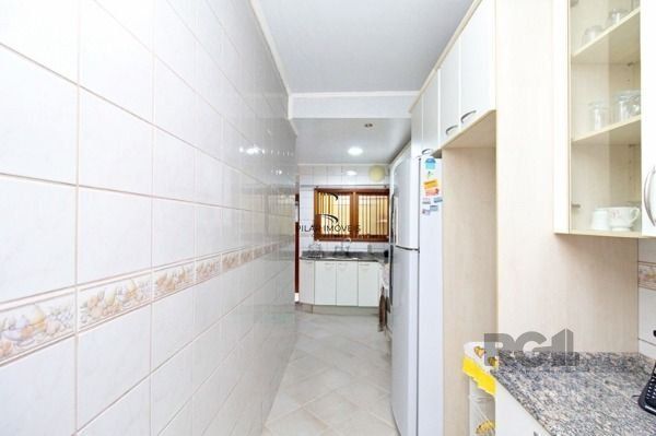 Casa em Porto Alegre, no bairro Tristeza, com 3 dormitório(s), e 3 banheiros, à 