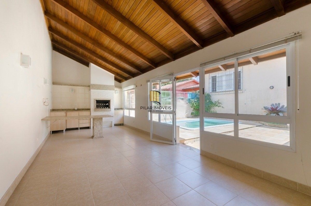 Excelente residência térrea com 272m² de área privativa, com 4 domritórios e 6 vagas de garagem, localizada no bairro Vila Assunção.