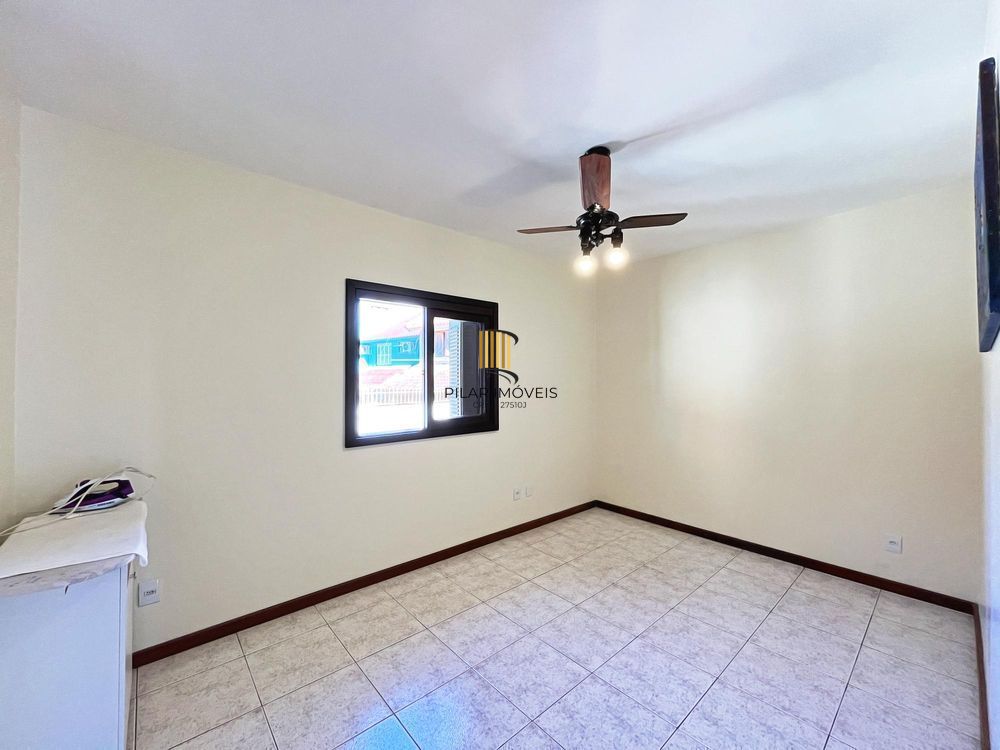 Ótima residência com 3 dormitórios, sendo 1 suíte, lareira e piscina.