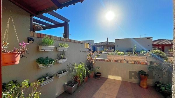 Casa Condominio em Porto Alegre, no bairro Guarujá, com 2 dormitório(s), e 2 ban