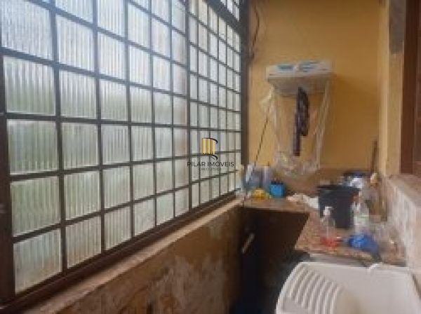 Sobrado em Porto Alegre, no bairro Glória, com 5 dormitório(s), e 5 banheiros, à