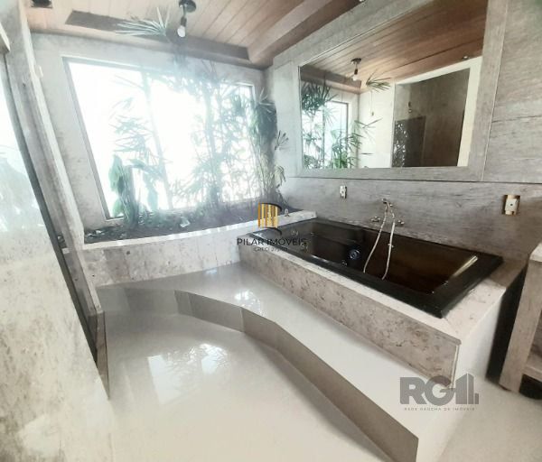 Casa Comercial em Porto Alegre, no bairro Tristeza, à venda.