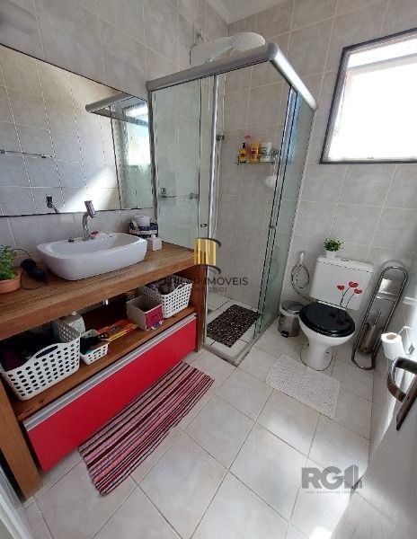 Casa em Porto Alegre, no bairro Hípica, com 3 dormitório(s), e 3 banheiros, à ve