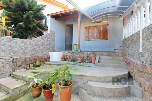 Sobrado em Porto Alegre, no bairro Vila Nova, com 3 dormitório(s), e 3 banheiros