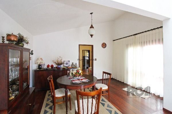 Casa em Porto Alegre, no bairro Guarujá, com 3 dormitório(s), à venda.