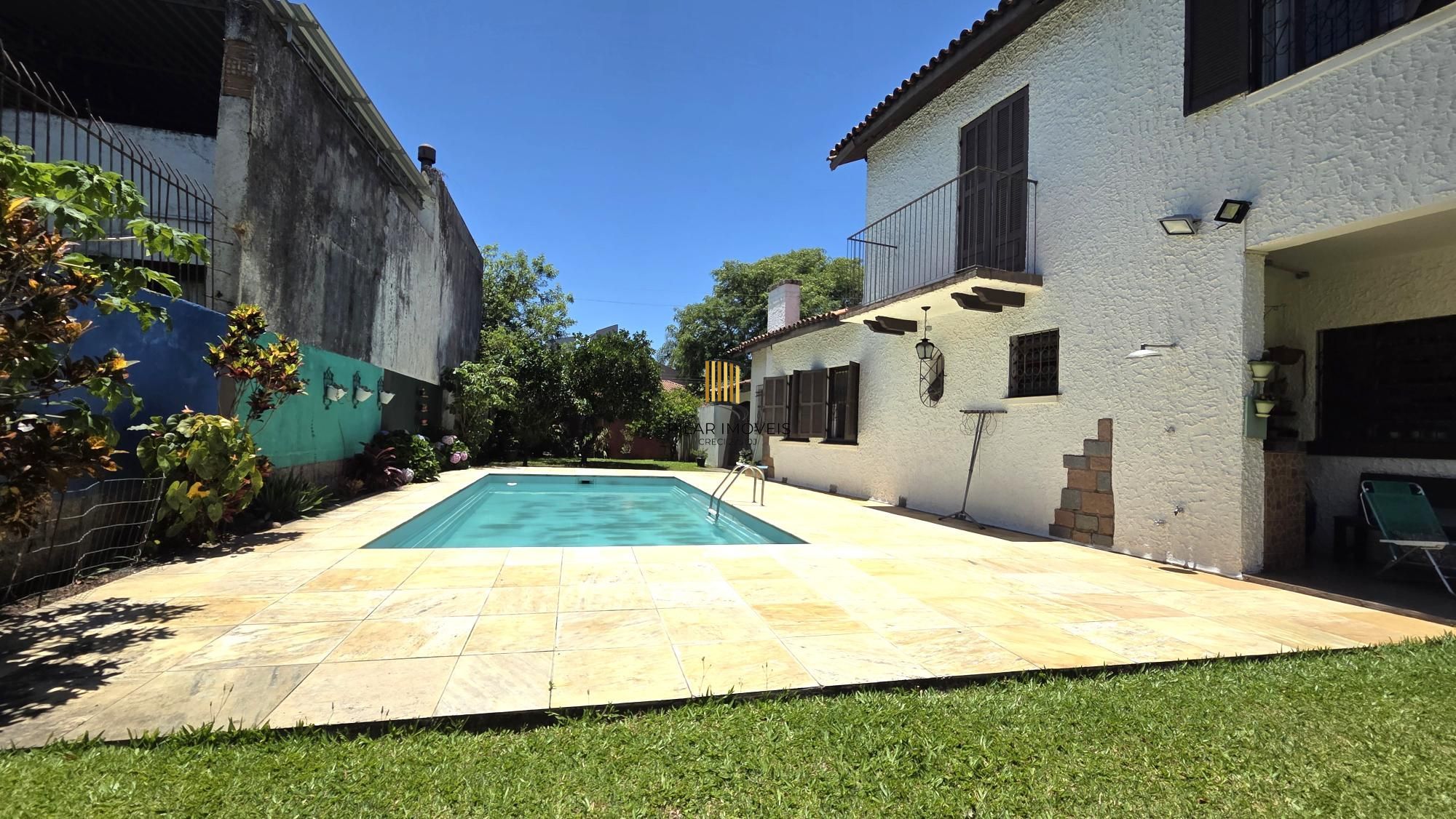 Belíssima casa de esquina, em estilo colonial com 277m2 de área privativa, terreno com 1014m2, 4 dormitórios e 3 suítes.