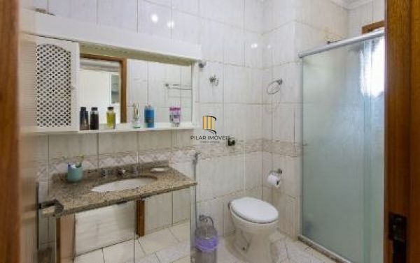 Casa em Porto Alegre, no bairro Ipanema, com 3 dormitório(s), e 3 banheiros, à v