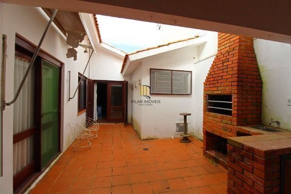Casa em Porto Alegre, no bairro Guarujá, com 3 dormitório(s), à venda.