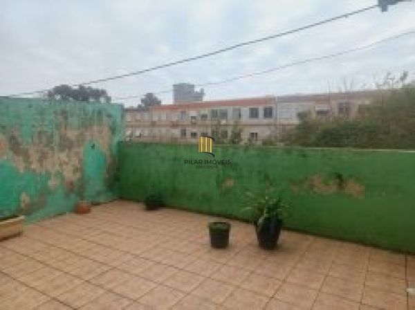 Sobrado em Porto Alegre, no bairro Glória, com 5 dormitório(s), e 5 banheiros, à