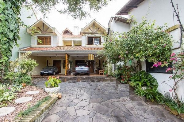 Casa em Porto Alegre, no bairro Ipanema, com 3 dormitório(s), e 3 banheiros, à v