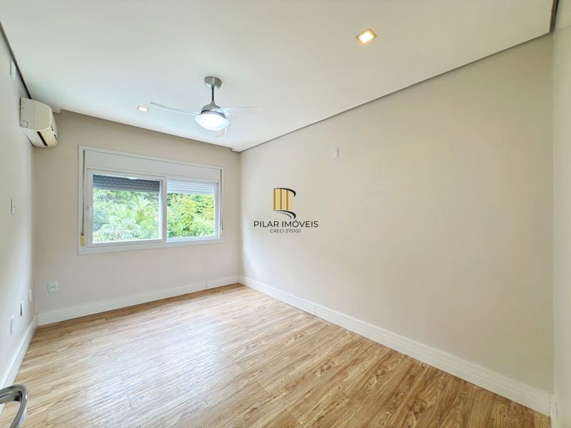 Linda Residência em Condomínio Fechado no Bairro Pedra Redonda.