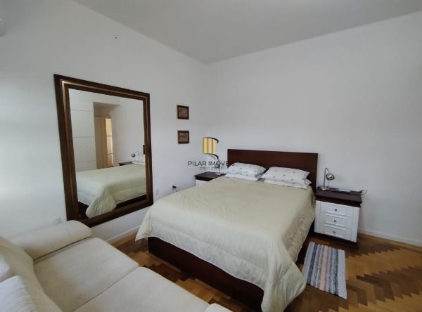 Casa em Porto Alegre, no bairro Vila Nova, com 3 dormitório(s), e 3 banheiros, à