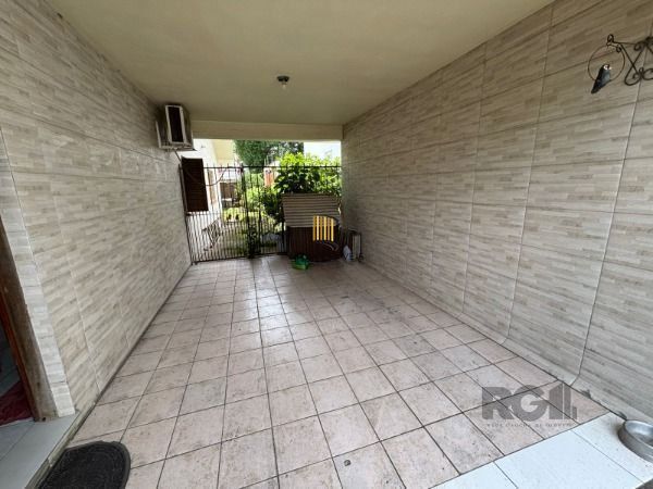 Casa térrea de 3D no miolo do Bairro Tristeza.