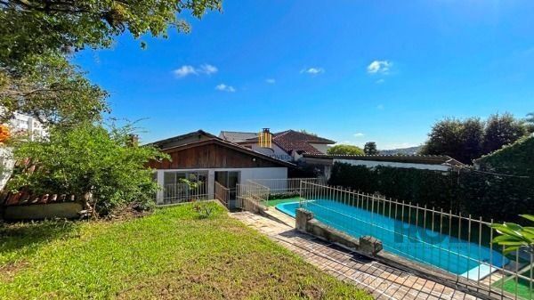 Casa em Porto Alegre, no bairro Tristeza, com 4 dormitório(s), à venda.