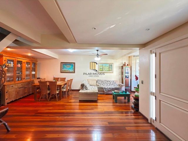 Casa em Condominio fechado com 4 dormitórios e 1 suíte.