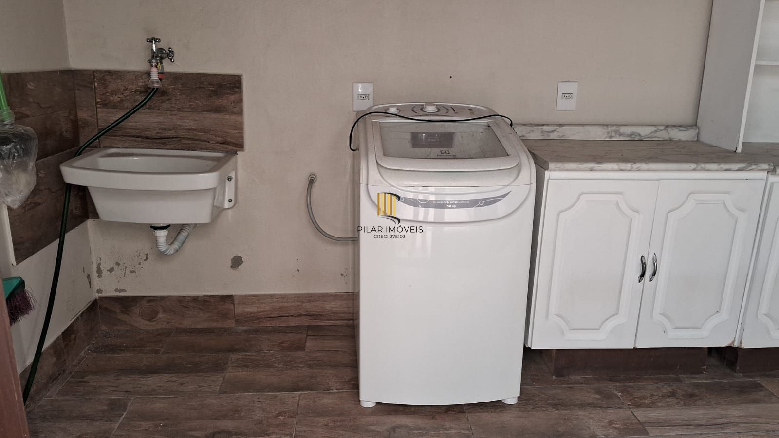 Excelente Residência com 3 dormitórios sendo 2 deles suítes de casal.