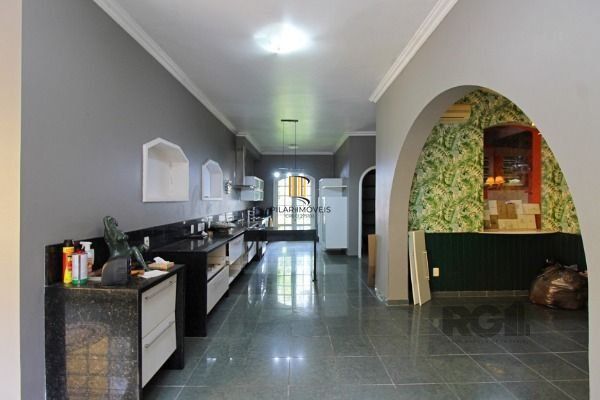 Casa em Porto Alegre, no bairro Pedra Redonda, com 7 dormitório(s), e 7 banheiro