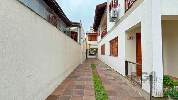 Casa em Porto Alegre, no bairro Tristeza, com 3 dormitório(s), e 3 banheiros, à 