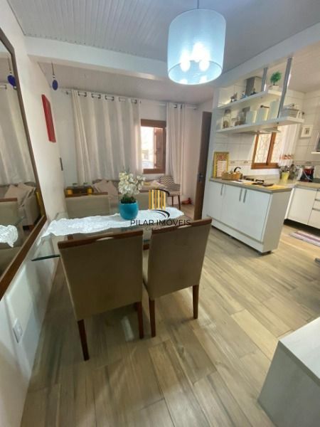 Casa em Porto Alegre, no bairro Hípica, com 2 dormitório(s), e 2 banheiros, à ve