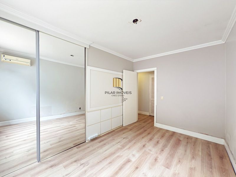 Linda Residência em Condomínio Fechado no Bairro Pedra Redonda.