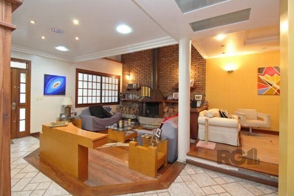 Casa em Porto Alegre, no bairro Guarujá, com 3 dormitório(s), e 3 banheiros, à v