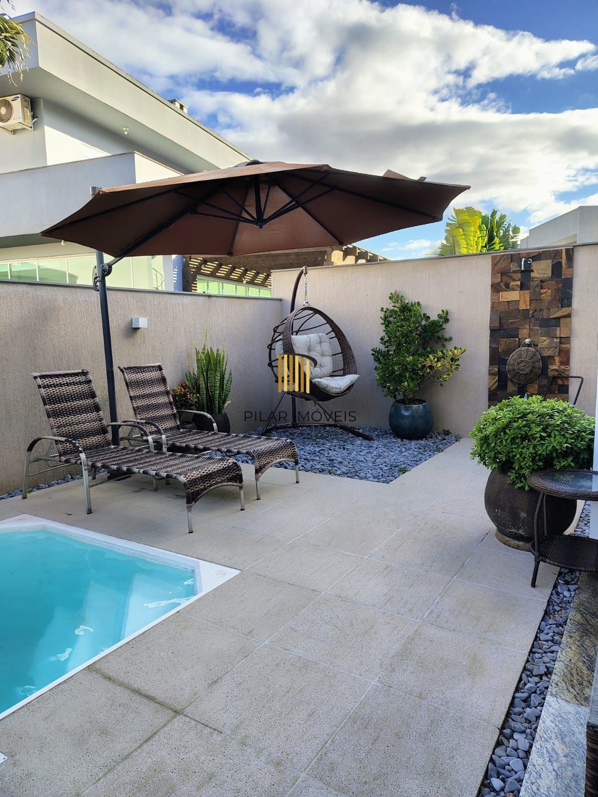 Espetacular Casa de Condomínio com 3 suítes, Piscina com aquecimento