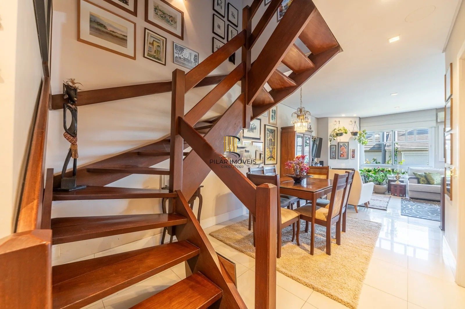 Belíssima casa em condomínio com 218,3m² com 4 dorm., 2 suítes e 2 vagas. Situada no charmoso Residencial Terra Mater.