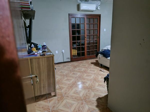 Casa em Porto Alegre, no bairro Vila Nova, com 4 dormitório(s), e 4 banheiros, à