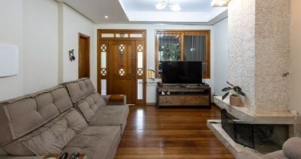 Casa em Porto Alegre, no bairro Ipanema, com 3 dormitório(s), e 3 banheiros, à v