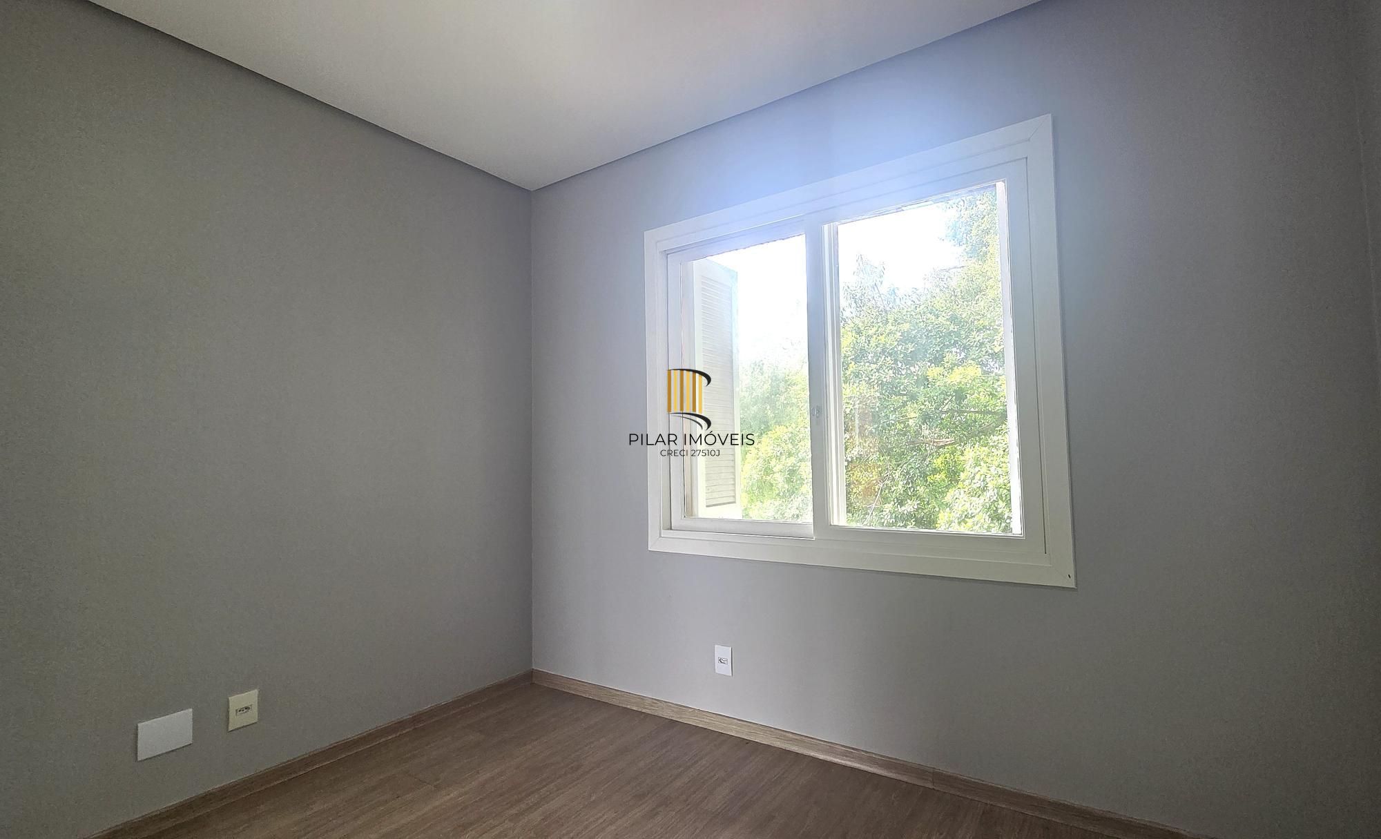 Excelente casa em condomínio fechado, com 252 m² de área privativa, com 4 dormitórios, 1 suíte e 2 vagas de garagem.