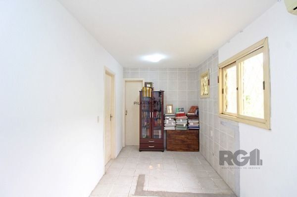 Casa em Porto Alegre, no bairro Ipanema, com 4 dormitório(s), e 4 banheiros, à v