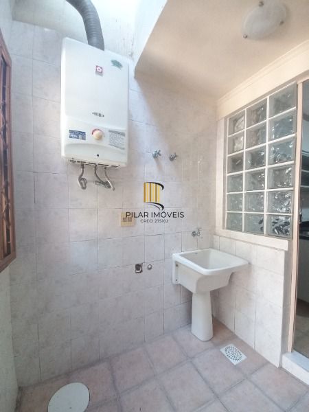 Casa em Porto Alegre, no bairro Ipanema, com 3 dormitório(s), e 3 banheiros, à v