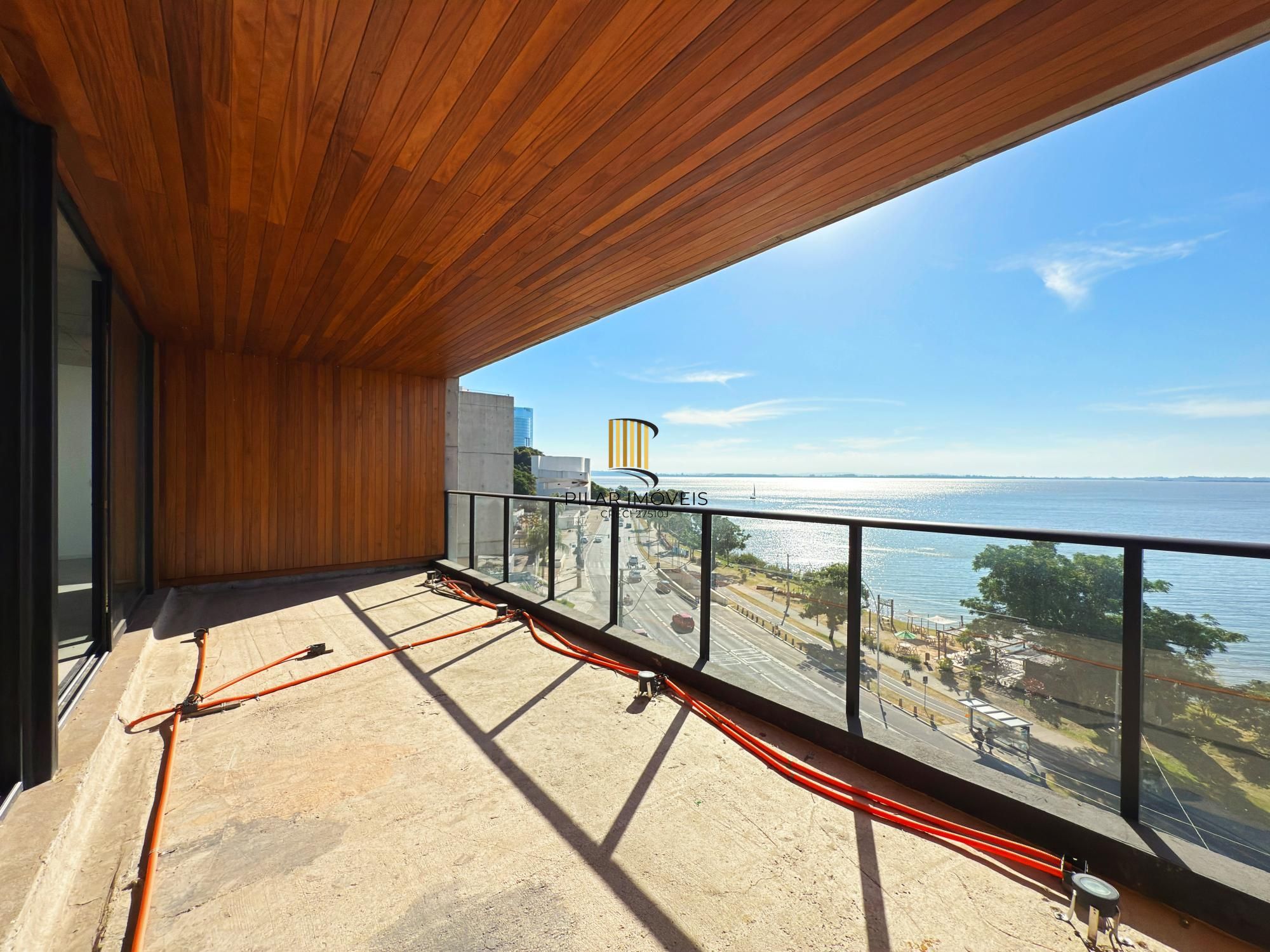 Belíssimo apartamento com 230,6m2, 3 suítes e 4 vagas de garagem. Projeto diferenciado e vista deslumbrante para o pôr do sol do Guaíba.