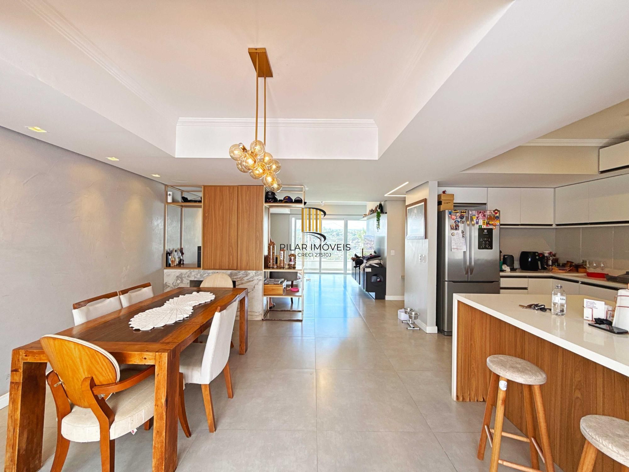 Linda residência com  3 dormitórios, sendo 1 suíte, com Linda Vista do Bairro.