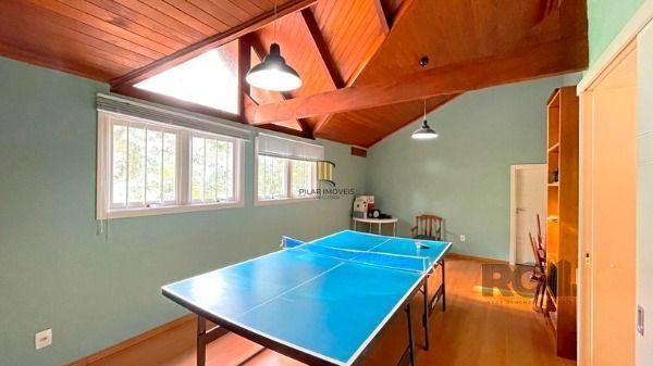 Casa em Porto Alegre, no bairro Ipanema, e 0 banheiros, à venda.