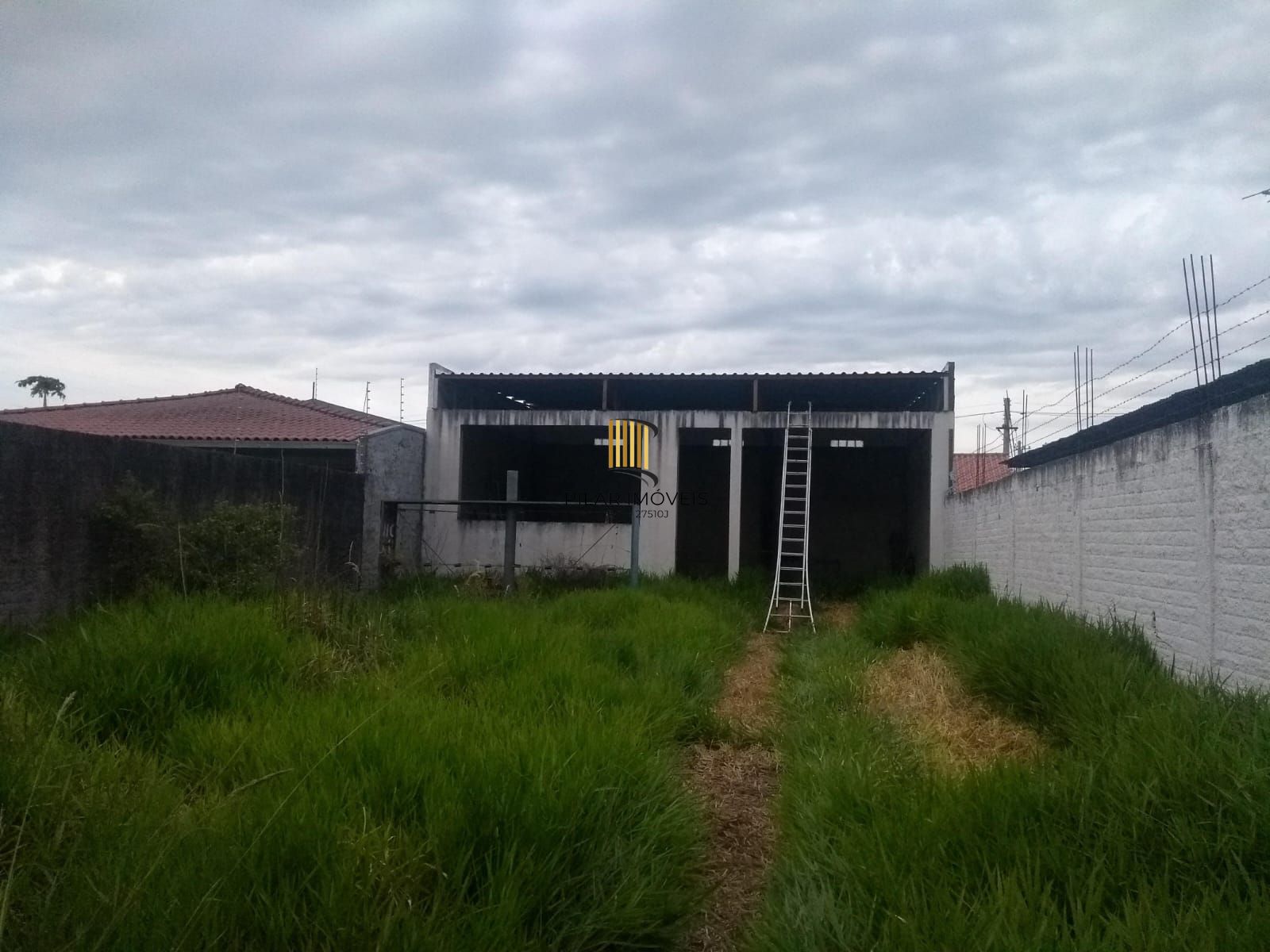 Excelente loja com 80m2 de área contruída, localizada em avenida de grande fluxo. O imóvel conta com terreno de 400 m² (10 x 40 metros).