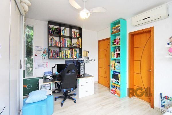 Casa em Porto Alegre, no bairro Tristeza, com 3 dormitório(s), e 3 banheiros, à 