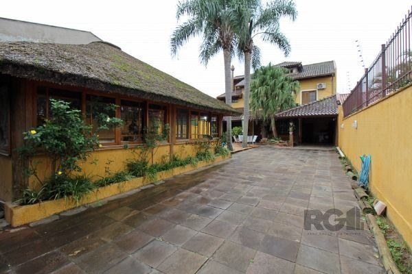 Casa em Porto Alegre, no bairro Guarujá, com 3 dormitório(s), e 3 banheiros, à v