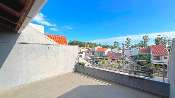 Casa em Porto Alegre, no bairro Guarujá, com 3 dormitório(s), e 3 banheiros, à v