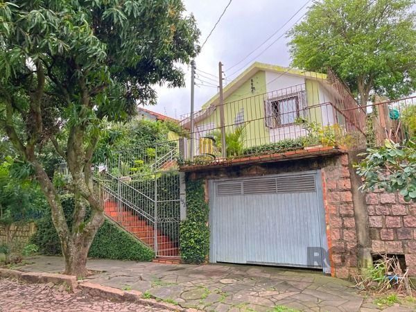 Casa em Porto Alegre, no bairro Cavalhada, com 4 dormitório(s), e 4 banheiros, à