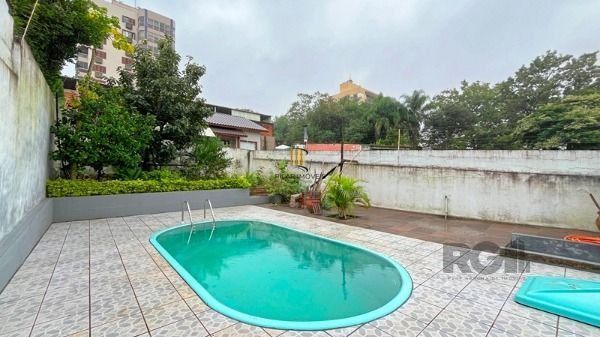 Casa em Porto Alegre, no bairro Tristeza, com 3 dormitório(s), e 3 banheiros, à 