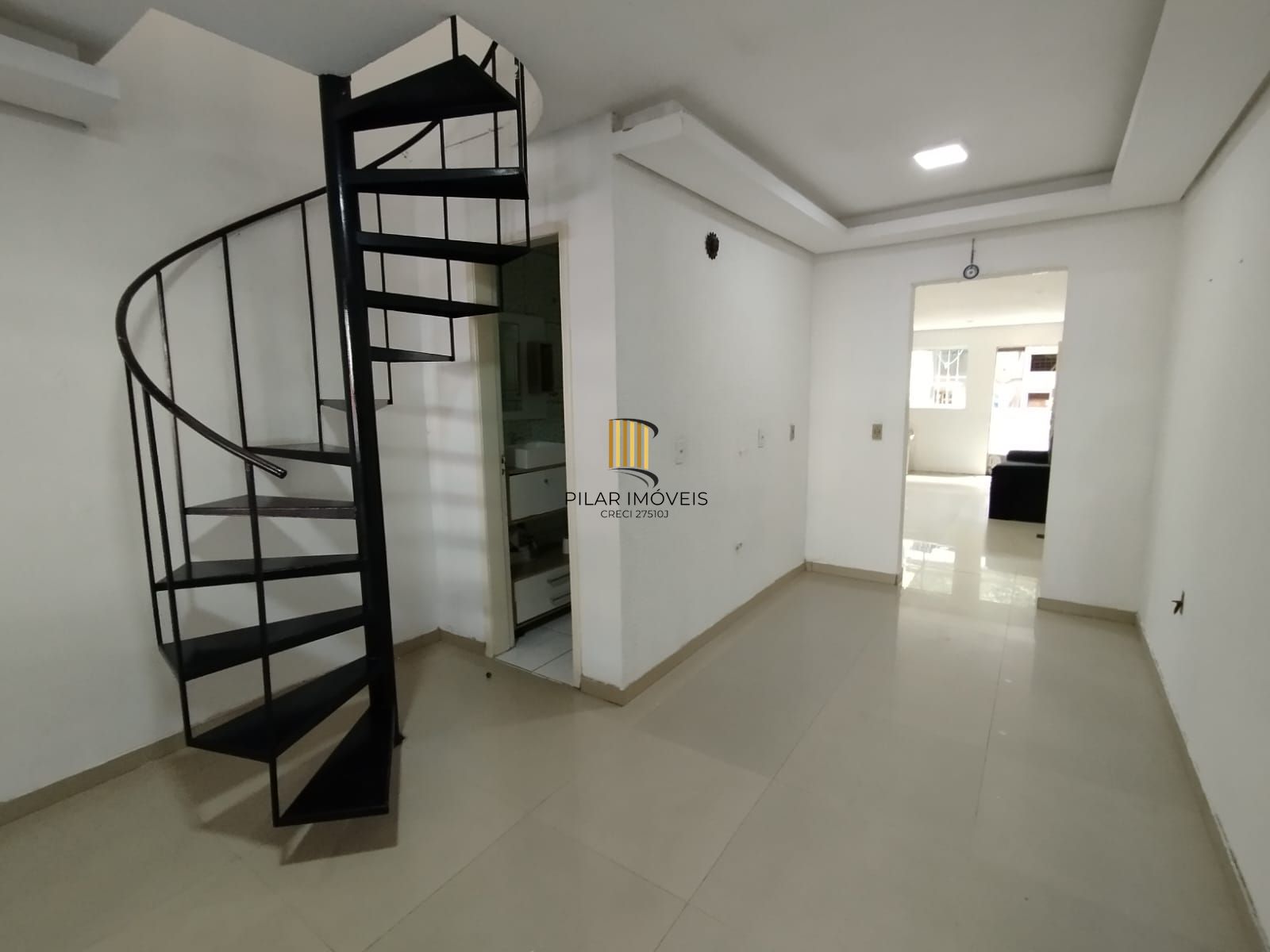 Casa 2 dorm, sala, cozinha, banheiro e área gourmet. Aceita carro no negócio. Nã