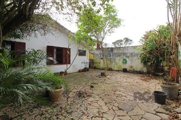 Casa em Porto Alegre, no bairro Guarujá, com 3 dormitório(s), à venda.