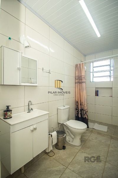 Casa em Porto Alegre, no bairro Vila Nova, com 6 dormitório(s), e 6 banheiros, à