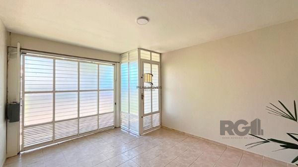 Casa em Porto Alegre, no bairro Nonoai, com 4 dormitório(s), à venda.