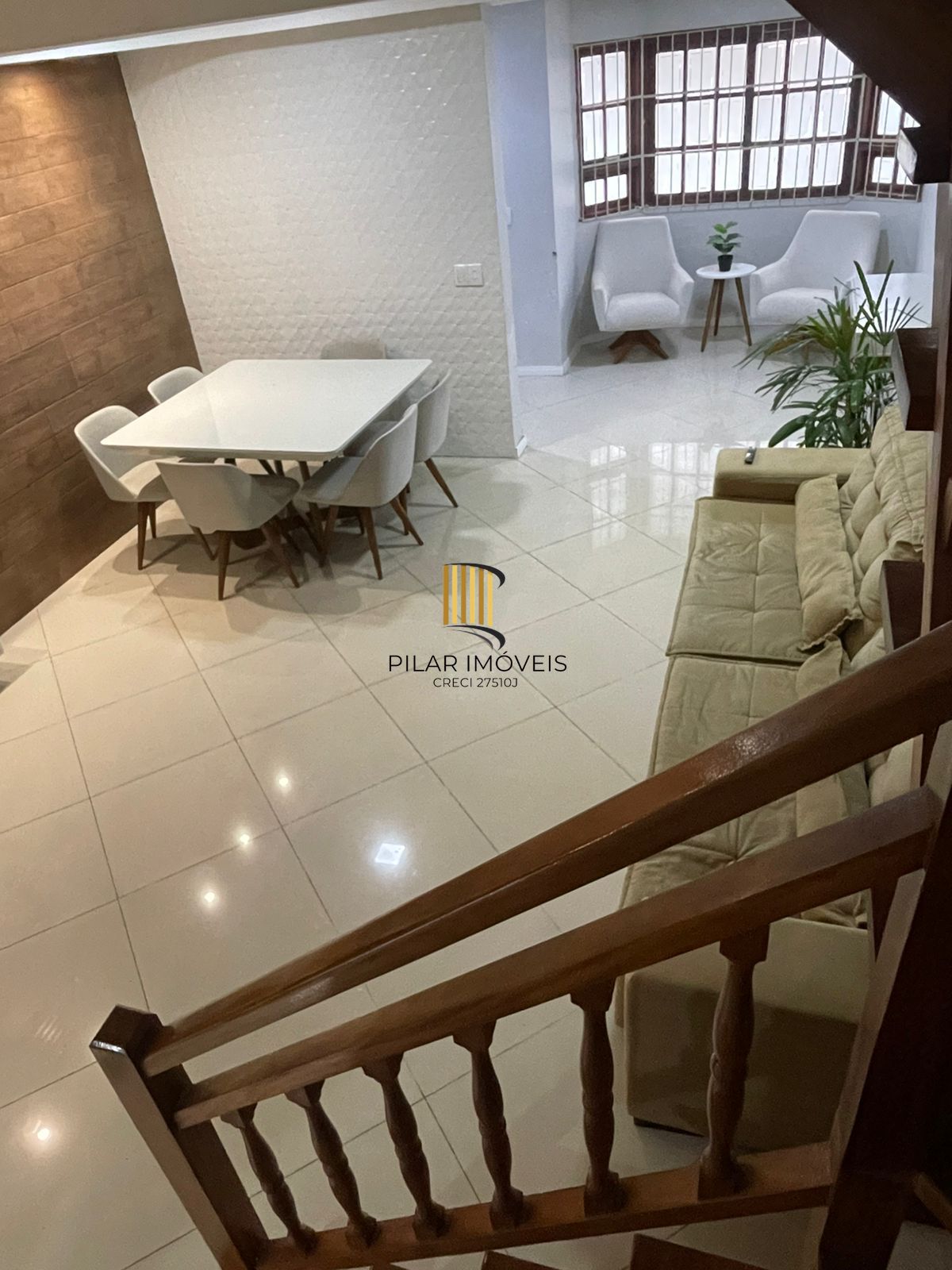 Lindo sobrado com 3 dormitórios á venda no bairro Hípica.